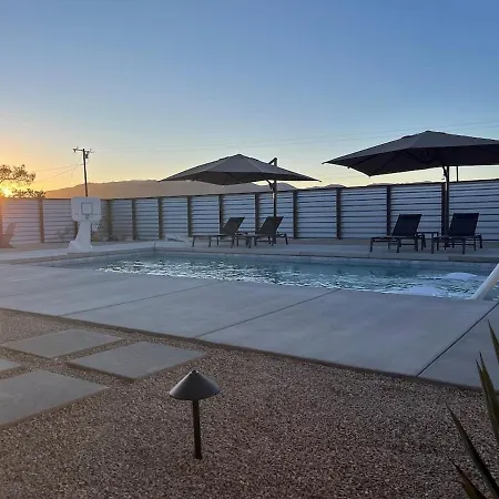Joshua Tree Poolside Escape! Villa
